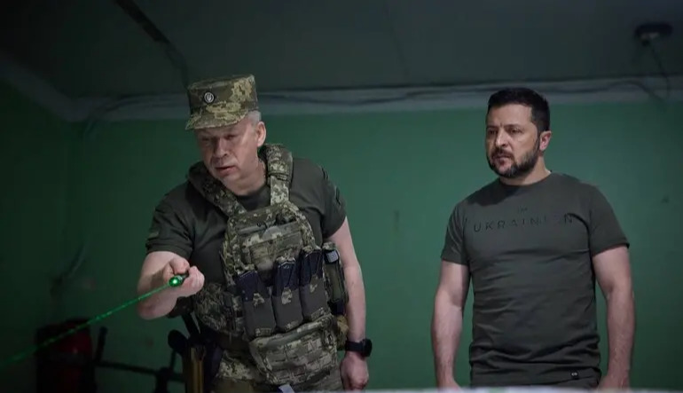 FT: Zelensky weighs replacing Syrskyi amid military leadership crisis