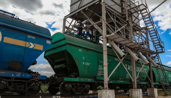 Ukraine considers rail route through Moldova to maintain grain exports