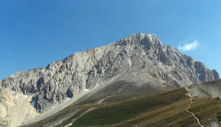 Earth’s crust is “unzipping” beneath the Apennines