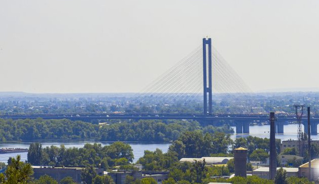 Russian drones strike near Kyiv’s Southern Bridge, disrupting metro and road traffic