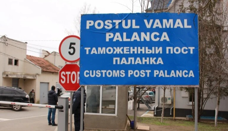 Russia-linked strike damages bus near Moldova-Ukraine border checkpoint, crossing suspended