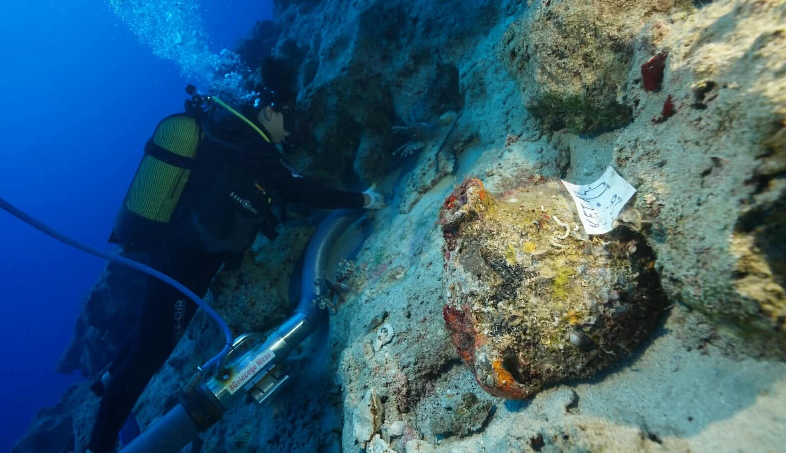 World’s oldest known shipwreck discovered off Turkey - BBC