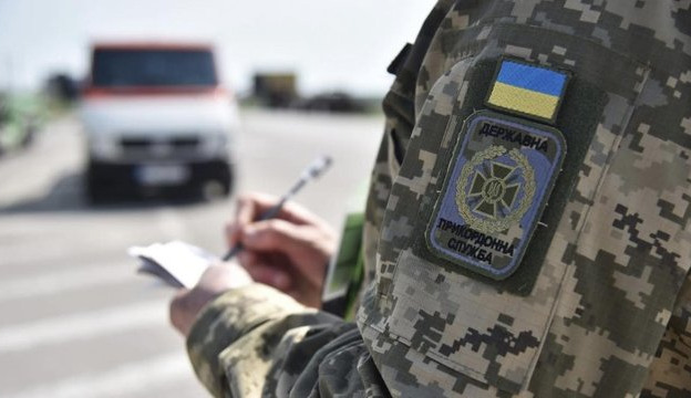 Border crossings temporarily suspended due to a database malfunction