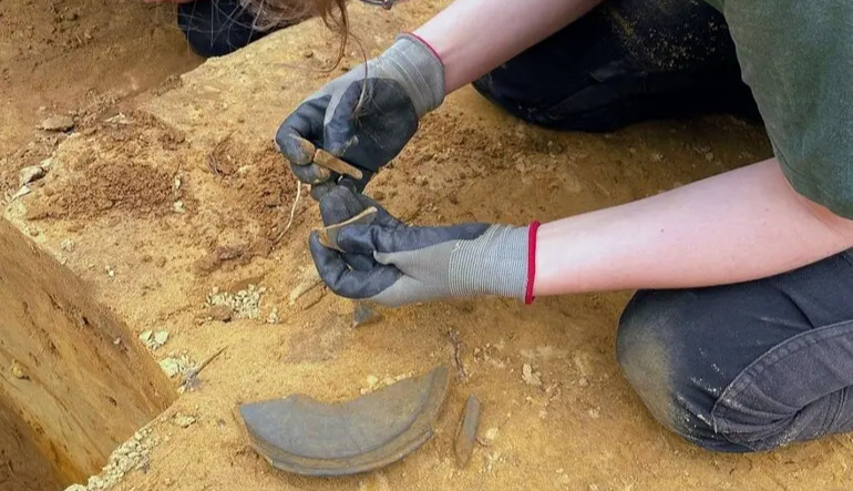 Archaeologists discover a 2,000-year-old Roman “refrigerator” and luxurious Terra Sigillata tableware