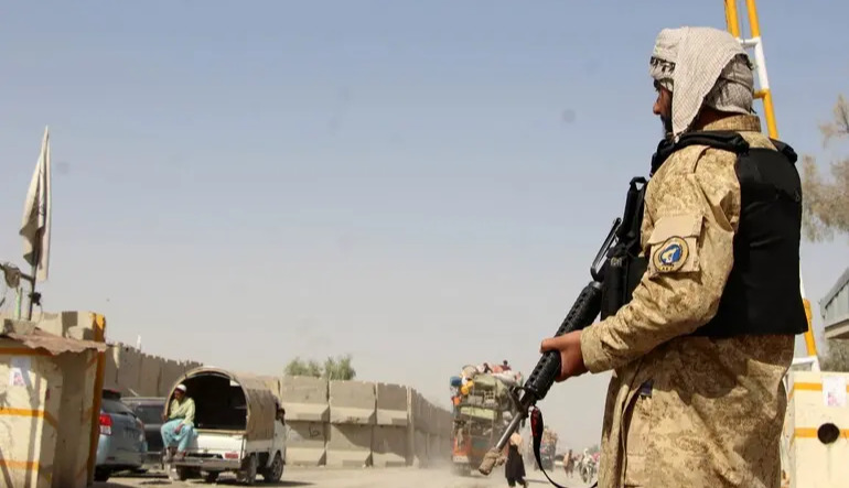 Pakistan and Afghanistan trade heavy fire along border after peace talks collapse