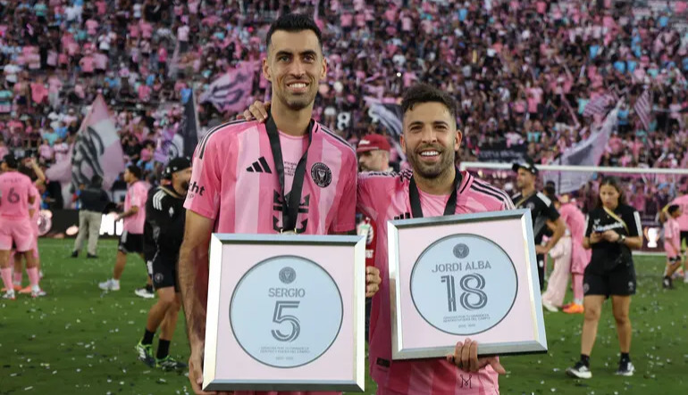 Two legendary Spanish footballers retire on the same day