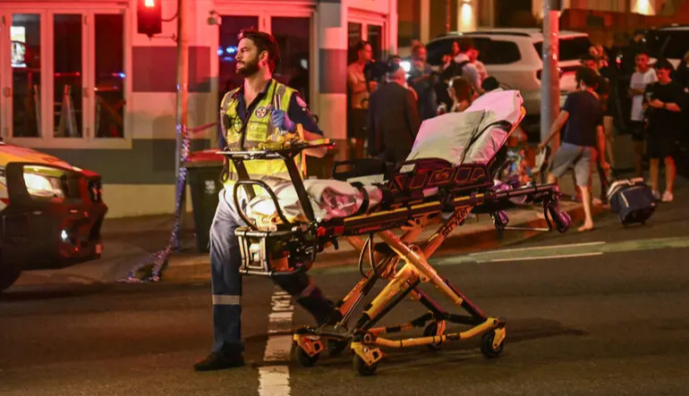 Terrorist attack during Hanukkah in Sydney: at least 10 people killed on a beach