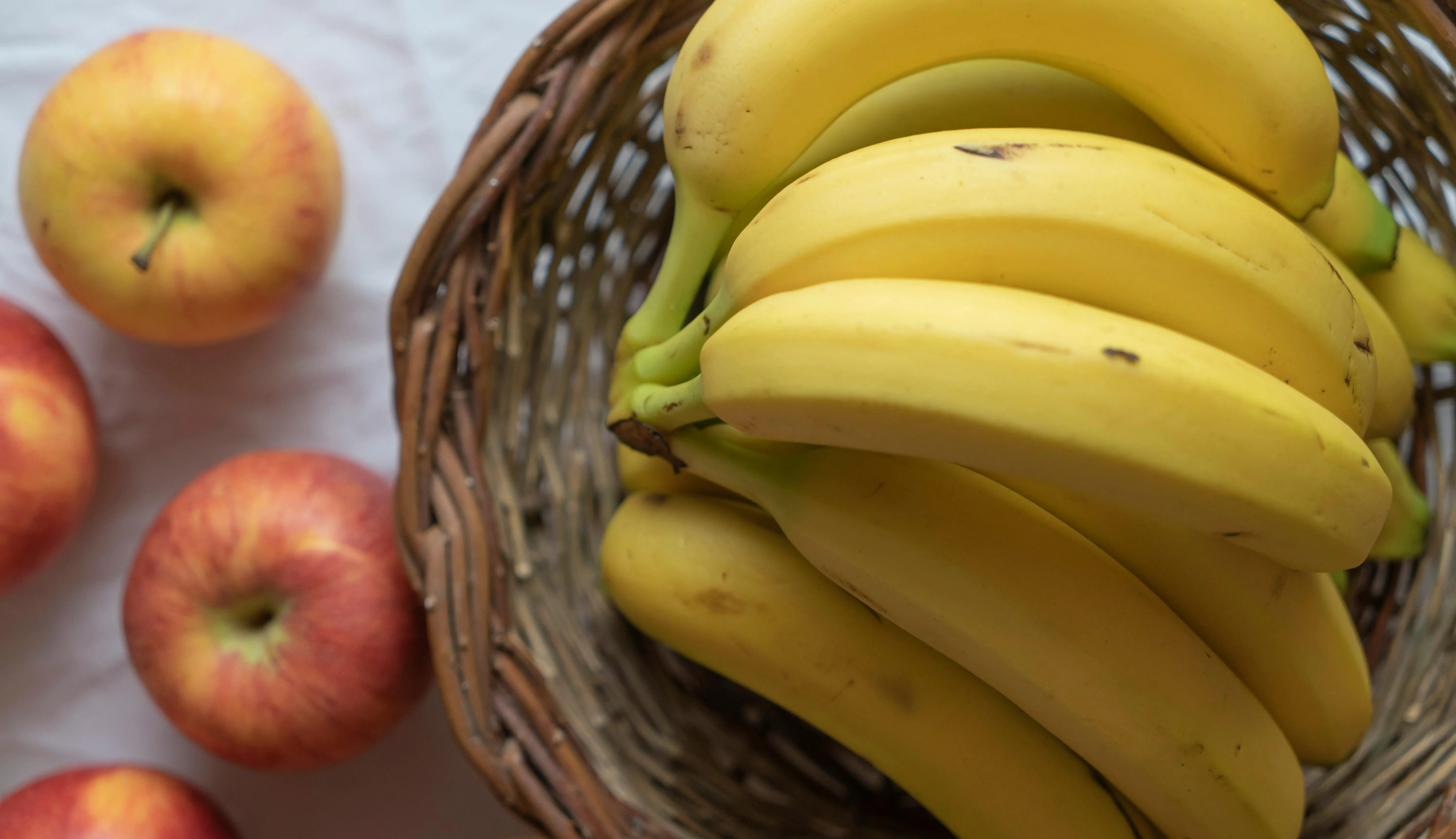 Apples or bananas: which fruit is better for controlling blood sugar levels