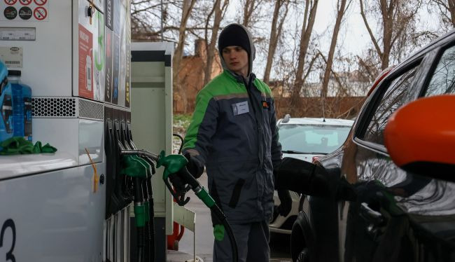 Gasoline hits 72 UAH per liter: why fuel prices are soaring and what’s next