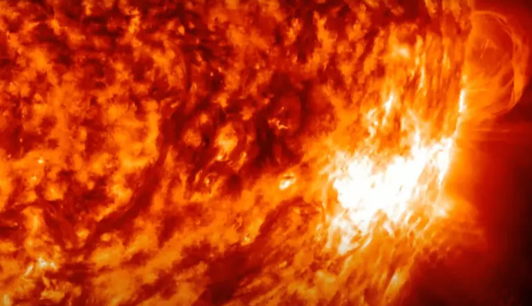 Another geomagnetic storm incoming: a stream of solar wind is heading toward Earth