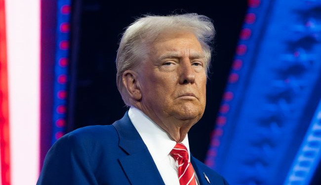 Donald Trump officially announces the start of a naval blockade of Iran