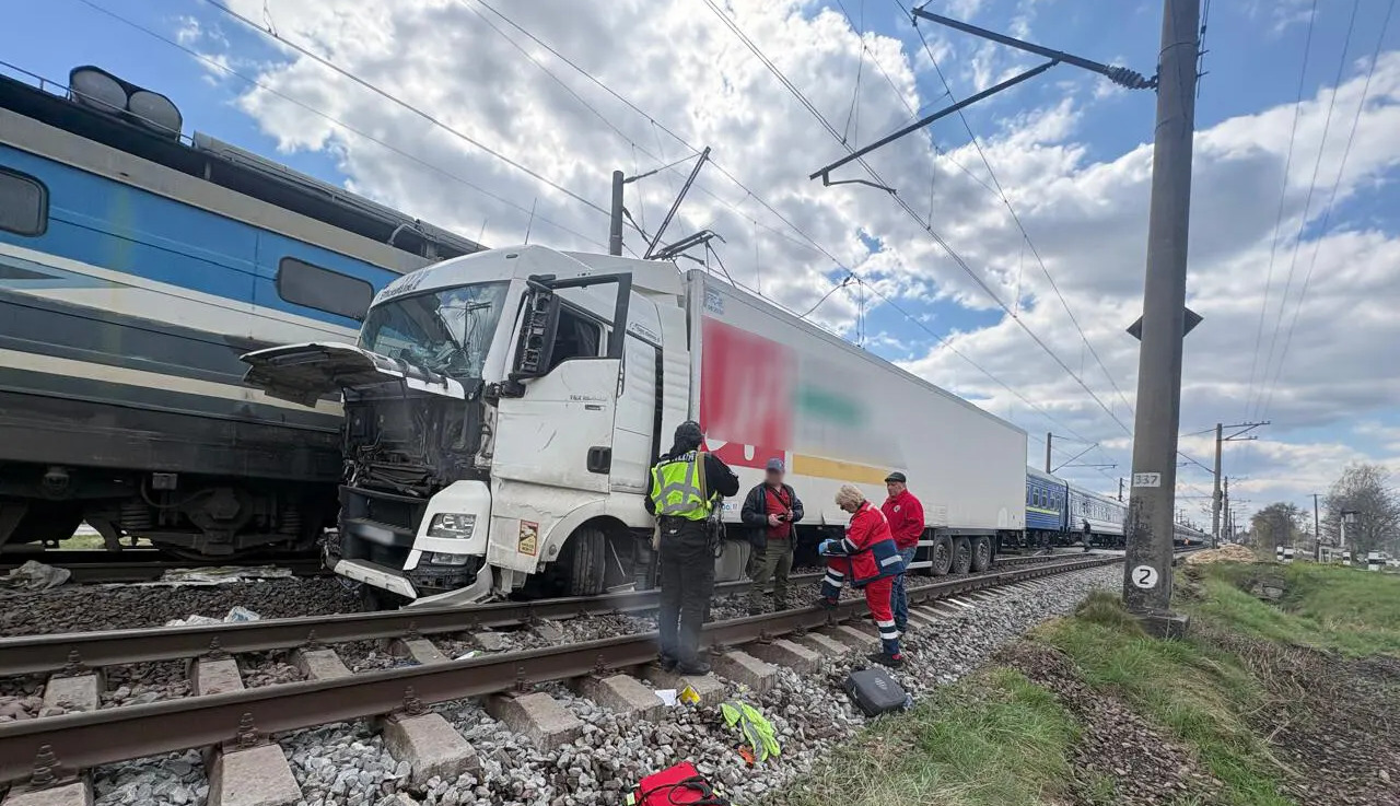 Truck crashes into locomotive of Przemyśl–Kharkiv train