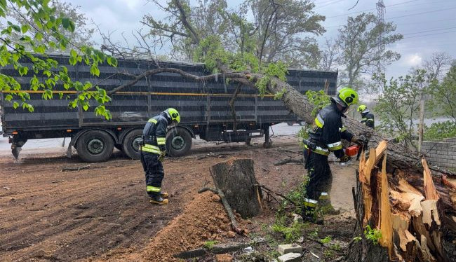 Storm damage in Ukraine: roofs torn off, trees down, casualties reported