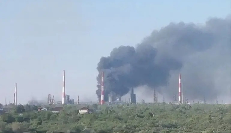 Drones strike Syzran oil refinery in Russia: thick smoke rises above facility