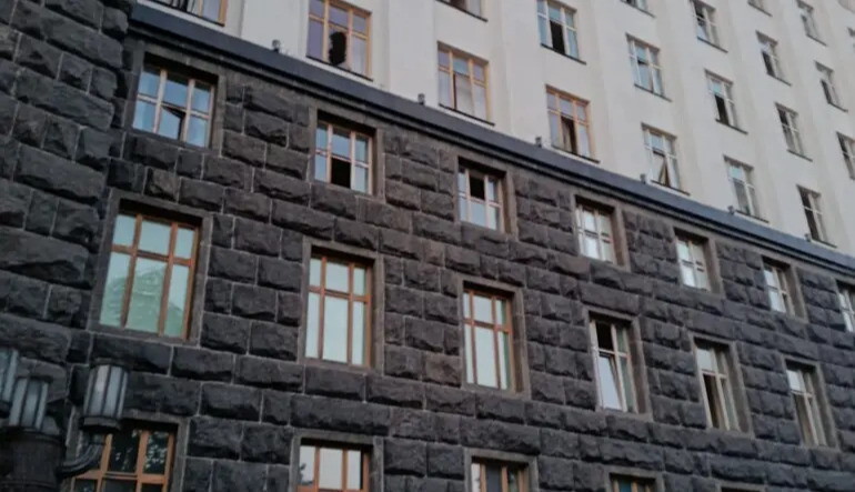 Russian strike on Kyiv damages Cabinet of Ministers building