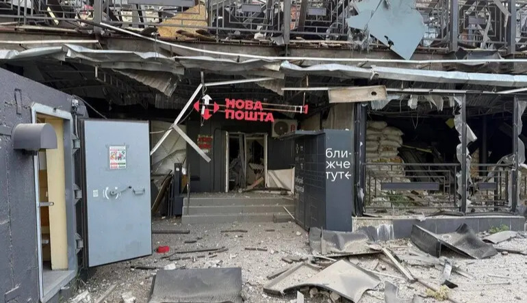 A Russian air-dropped bomb (KAB) hit a “Nova Poshta” branch in Kramatorsk: part of the parcels are under the rubble