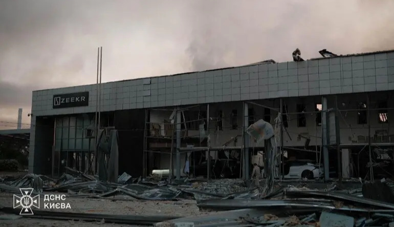 Strike in Kyiv: Russian attack destroys Zeekr showroom linked to China’s war-supporting industry