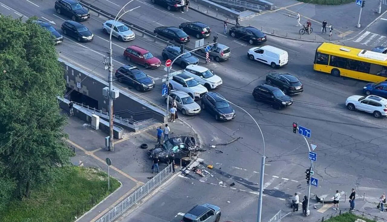 Horrific crash in Kyiv: Car slams into underpass, at least four dead