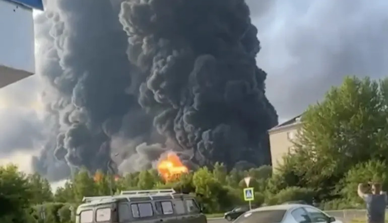 Zelensky confirms strikes on Rybinisk oil depot and Novomoskovsk “Azot” plant, 700 km from the border