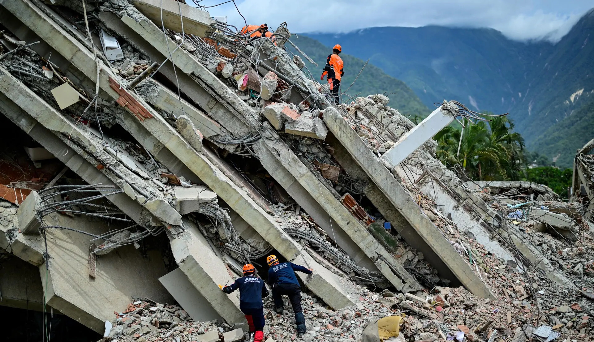 Venezuela quake death toll rises to 1,450
