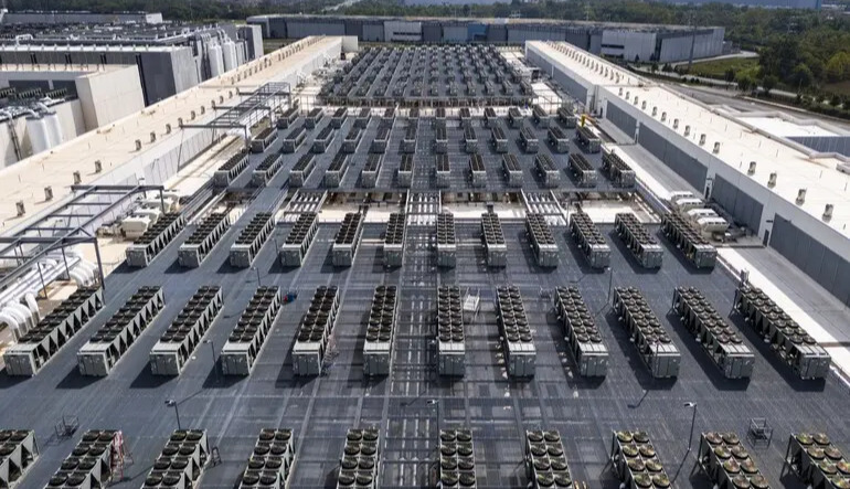 Extreme heat threatens AI as server cooling strains global power grids