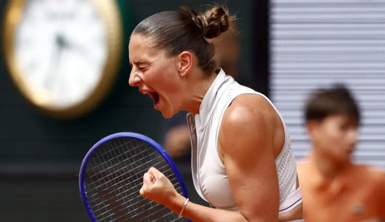 Marta Kostyuk reaches Wimbledon fourth round with first win over Emma Navarro